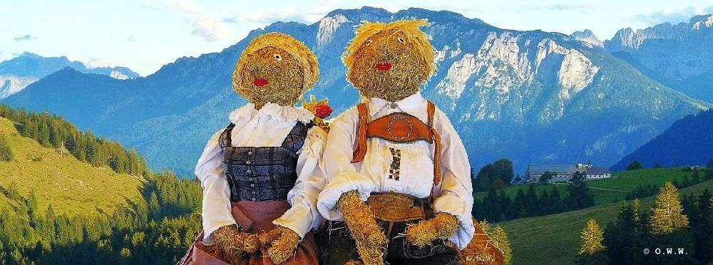 Strohpuppen mit Tracht